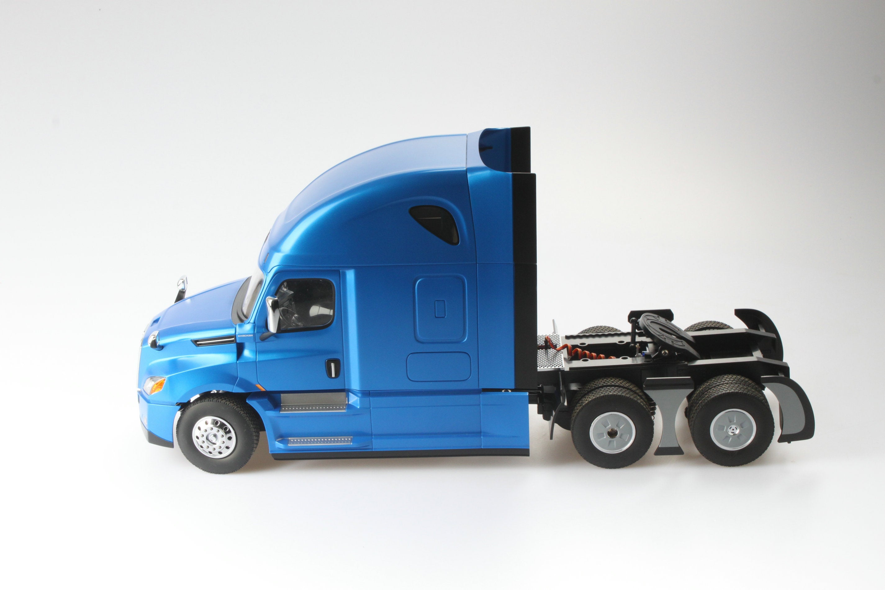 DIECAST MASTERS 27006 1/16th Scale Freightliner Cascadia Raised Roof Sleeper Cab